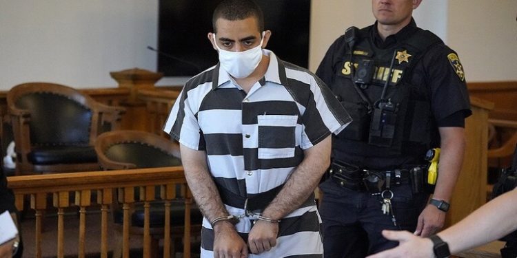 إيران تنفـــــي أي صلة لها بمنفذ الهجوم على سلمان رشدي