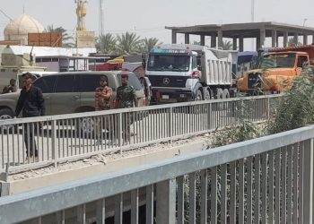 بالصور “حشد الدفاع”  يقطعون طريقاً حيوياً في ديالـــى للمطالبة برواتبهم المتأخرة 