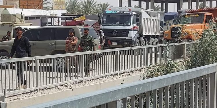 بالصور “حشد الدفاع”  يقطعون طريقاً حيوياً في ديالـــى للمطالبة برواتبهم المتأخرة 