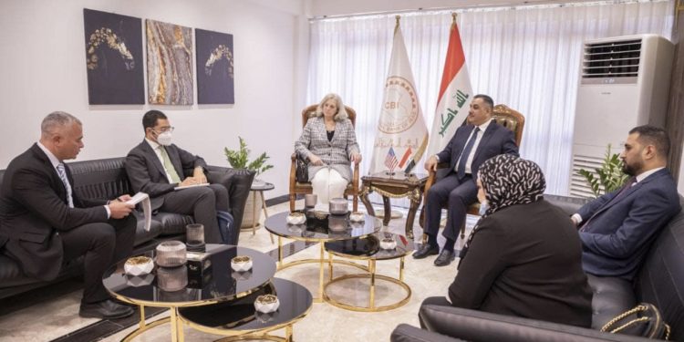 السفيرة الأمريكية والبنك المركزي العراقي … مباحثات حول “غسيل الأموال وتمويل الإرهاب”