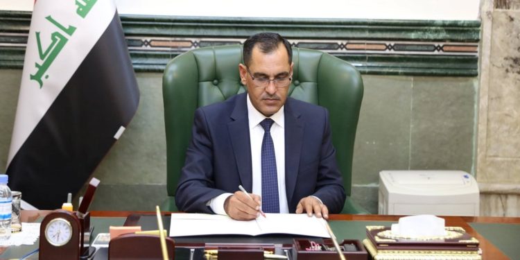 القضاء يتخذ إجراءات قانونية بحق وزير الصناعة السابق