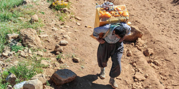 حرس الحدود الايراني يقتل عتال كوردي جديد