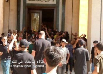 المتظاهرون يدخلون القصر الجمهوري