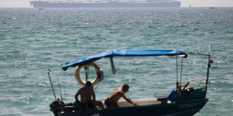 واشنطن تكثف جهود ملاحقة النفط الإيراني المهرب