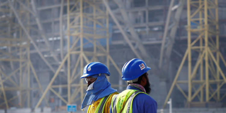 احتجاج نادر وقطع طريق في قطر