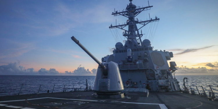 البحرية الأميركية تسيـــر سفينتين حربيتين بمضيق تايوان