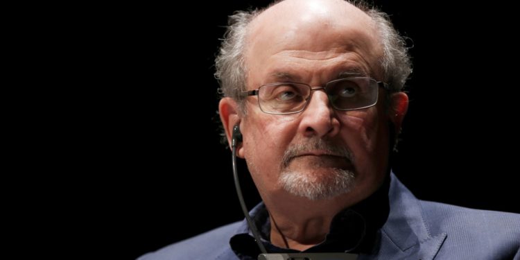 الكشف عن هوية منفذ “عملية الطعن” التي استهدفت الكاتب سلمان رشدي