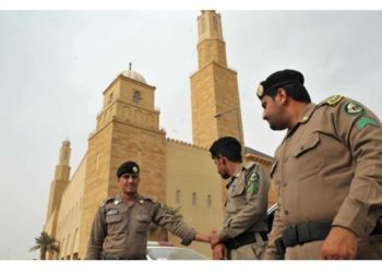 السعودية تفرض غرامة على من يتحدث (بصوت عال) بالأماكن العامة