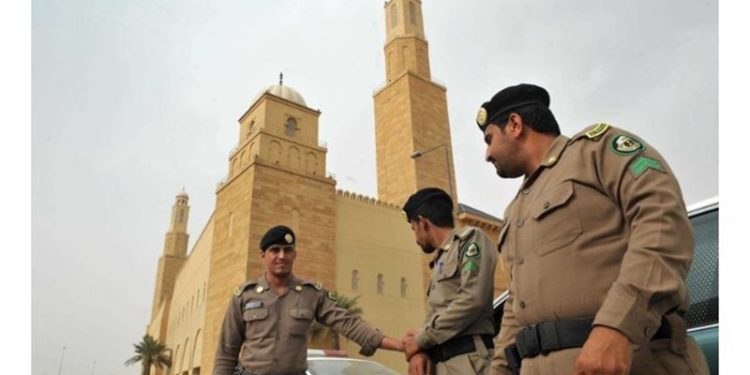 السعودية تفرض غرامة على من يتحدث (بصوت عال) بالأماكن العامة