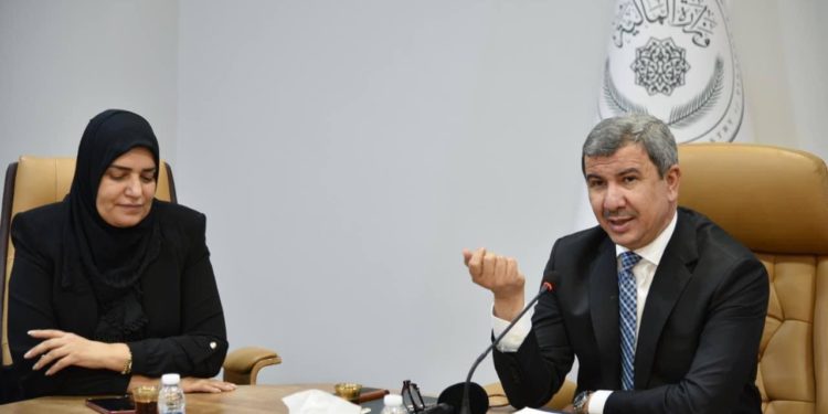 إحسان عبد الجبار يباشر مهامه وزيراً للمالية بالوكالة