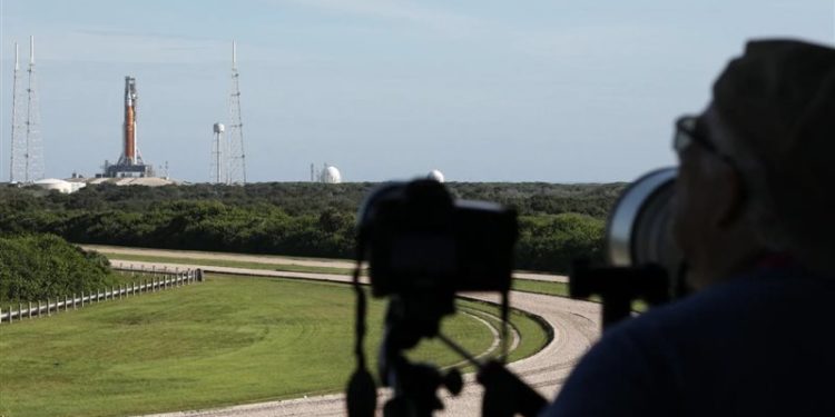 ساعــــات قبل إطلاق مهمة استكشاف القمر .. العالم يترقب