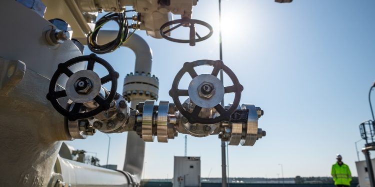 العقود الآجلة (للـغاز الأوروبي) تتجاوز 300 يورو وسط تفاقم أزمة الطاقة