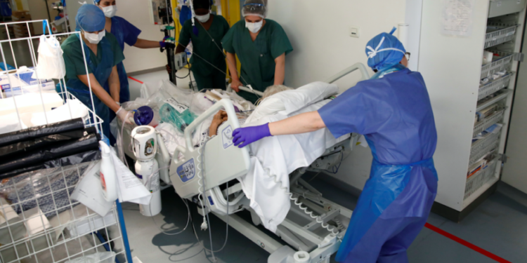  شاب ايطالي يصاب بــ (الإيدز وفيروس كورونا وجدري القرود) في آنٍ واحد