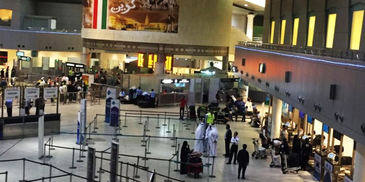 القبض على ممثلة مشهورة بسبب تعاطي الخمور في مطار بالكويت