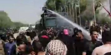 متظاهرو التيار الصدري يطوقون مبنى القصر الجمهوري في المنطقة الخضراء وقوات الشغب تستخدم خراطيم المياه