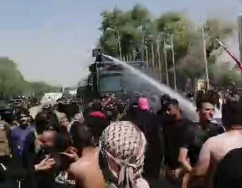 متظاهرو التيار الصدري يطوقون مبنى القصر الجمهوري في المنطقة الخضراء وقوات الشغب تستخدم خراطيم المياه