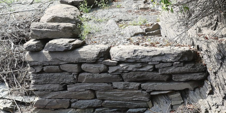 بالفيديو جفاف بحيرة بريطانية يكشف أجزاء من قرية غارقة تحت الماء