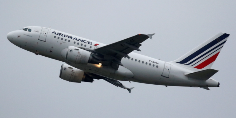 نزاع بين طيارَين خلال رحلة للخطوط الفرنسية.. (شجار بالأيدي داخل قمرة القيادة)