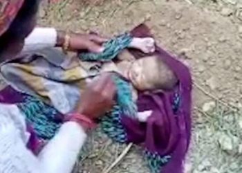 بالفيديو طفل رضيع جرفته مياه الفيضانات في باكستان وجدوه بالصدفة حياً يرزق