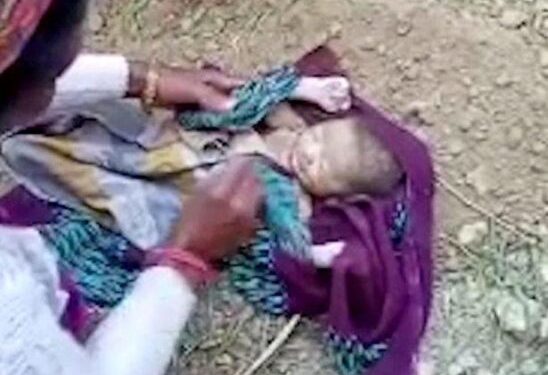 بالفيديو طفل رضيع جرفته مياه الفيضانات في باكستان وجدوه بالصدفة حياً يرزق