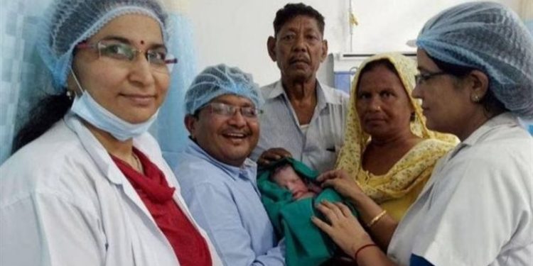 هنديان ينجبان طفلهما بعمر الـ70 ,, بعد زواج 54 عاما