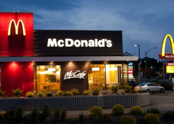 انتشروا مثل الجراد ونهبوا المطعم ,, بالفيديو اقتحام 50 شاباً لأحد فروع (ماكدونالدز) في بريطانيا