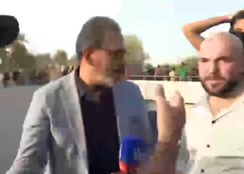 بالفيديو متظاهرو الإطار يمنعون فريق القناة الرسمية من التغطية قرب الجسر المعلق على مشارف المنطقة الخضراء