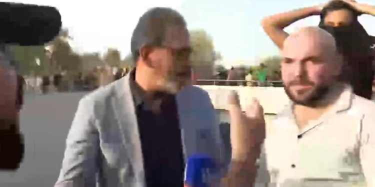 بالفيديو متظاهرو الإطار يمنعون فريق القناة الرسمية من التغطية قرب الجسر المعلق على مشارف المنطقة الخضراء