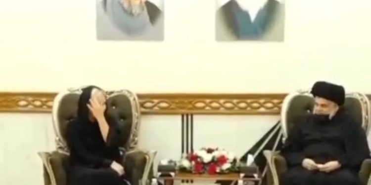 بالفيديو زعيم التيار الصدري مقتدى الصدر يستقبل المبعوثة الأممية جينين بلاسخارت في الحنانة