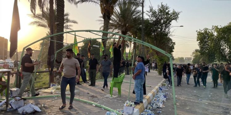 بدء انسحاب متظاهرين الاطار من الجسر المعلق بعد دعوات من المالكي والخزعلي