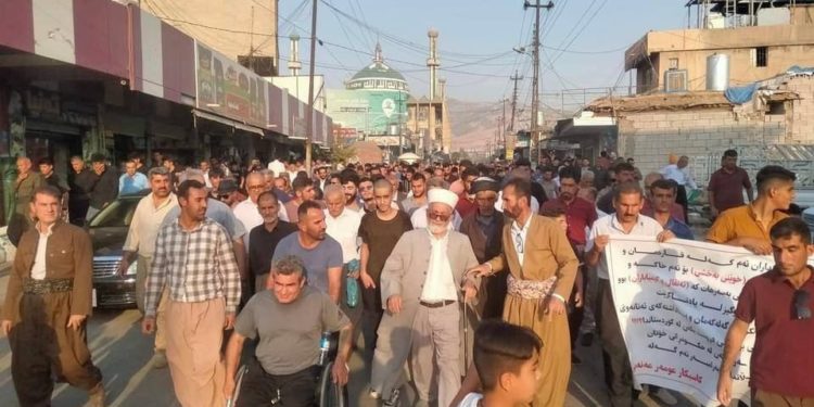 احتجاجات في عدة مناطق في السليمانية ومحاولات تفريق بالغازات المسيّلة للدموع