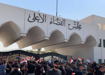 المتظاهرون الصدريون ينصبون الخيم أمام مبنى مجلس القضاء الأعلى