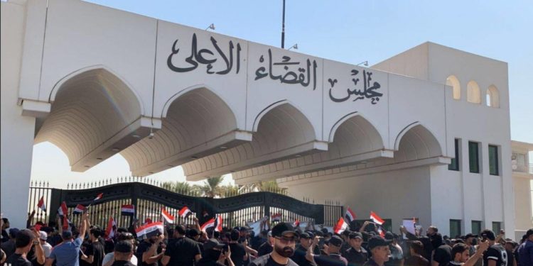 المتظاهرون الصدريون ينصبون الخيم أمام مبنى مجلس القضاء الأعلى