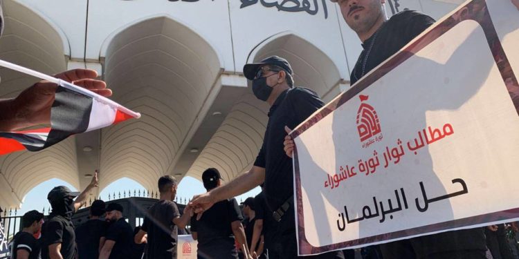 المتظاهرون الصدريون ينصبون الخيم أمام مبنى مجلس القضاء الأعلى