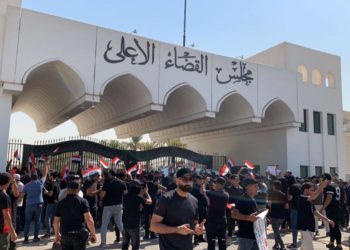 المتظاهرون الصدريون ينصبون الخيم أمام مبنى مجلس القضاء الأعلى