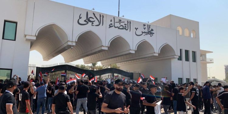المتظاهرون الصدريون ينصبون الخيم أمام مبنى مجلس القضاء الأعلى