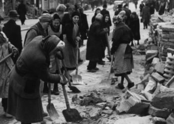 ألمانيا بُنيت على أكتاف السيدات ,,, (نساء الأنقاض)