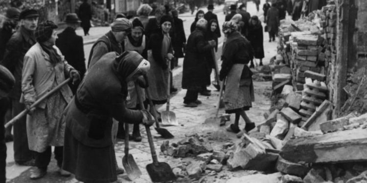 ألمانيا بُنيت على أكتاف السيدات ,,, (نساء الأنقاض)