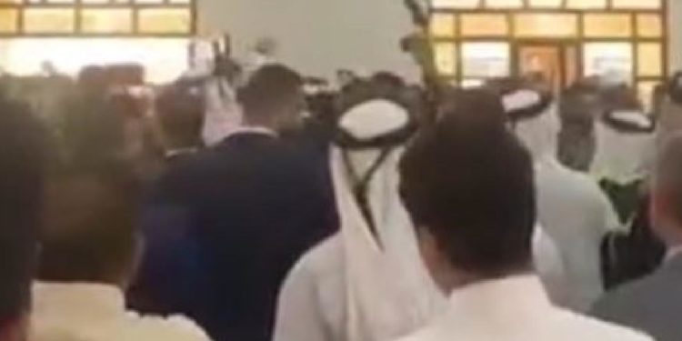 وزارة الدفاع توضح بشأن ما حصل أثناء حضور وزيرها مجلس عزاء أبو غريب