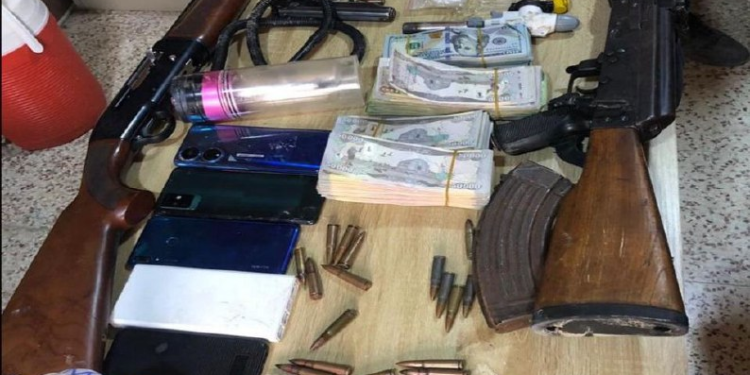 القبض على متهمين 2 وبحوزتهما كمية من مادة الكرستال المخدرة وادوات التعاطي