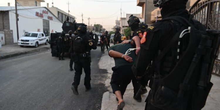 القبض على 5 إرهابيين في محافظتين + صور