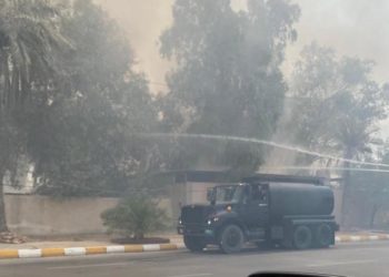 فرق الدفاع المدني تتوجه لاخماد حادث حريق اندلع داخل كمية من النفايات بالقرب من دار الضيافة في المنطقة الخضراء وتم السيطره عليه