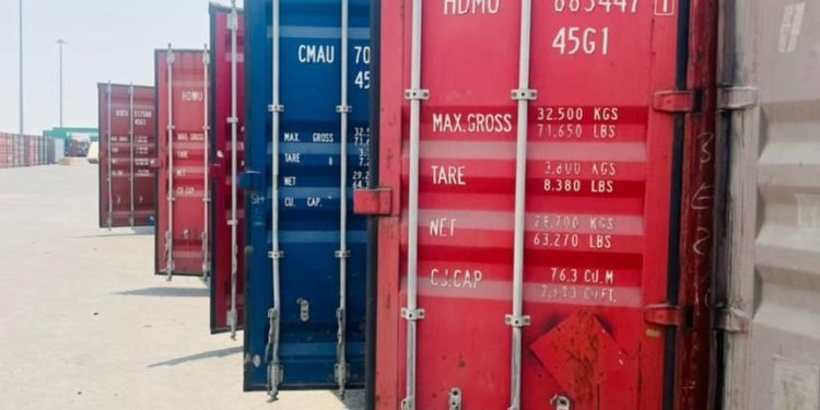 ضبط (10 حاويات) مخالفة لضوابط الاستيراد