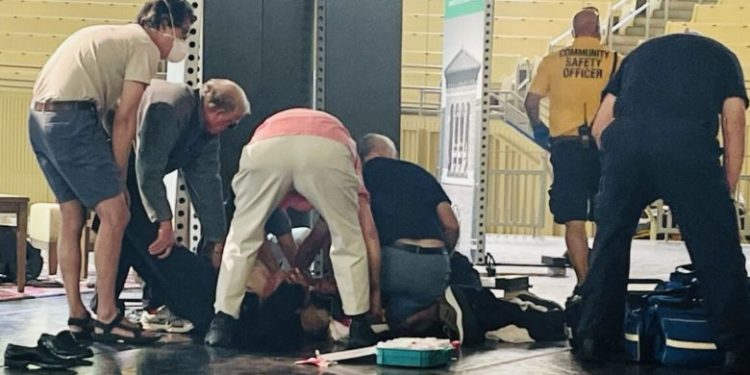 صحيفة إيرانية عن طعن سلمان رشدي .. “لنقبل يد من مزق رقبة عدو الله بسكين”