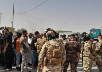 سائقو عجلات الحمل يقطعون طريقاً رئيســـاً في الديوانية