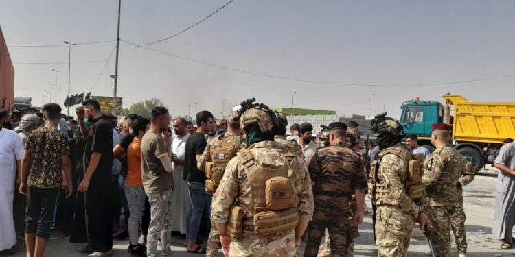 سائقو عجلات الحمل يقطعون طريقاً رئيســـاً في الديوانية