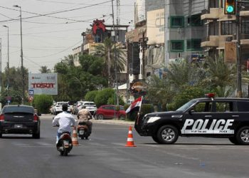 ضبط شخص يلقي بنفسه على السيارات المارة للحصول على مبالغ مالية وسط بغداد