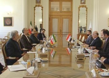 وزير الخارجية يصل طهران ويلتقي نظيره الإيراني