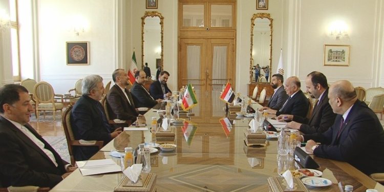 وزير الخارجية يصل طهران ويلتقي نظيره الإيراني