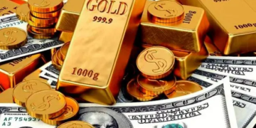 الذهب يرتفع بقوة والــدولار يهبط عن ذروة 20 عام